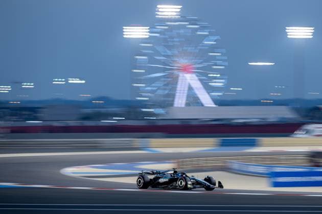 George Russell Mercedes AMG Petronas F1 Team, Great Britain, 63 in F1 W16, behind him the Ferris wheel, BAH, Formula 1 World Championship, Gulf Air Grand Prix of Bahrain, Bahrain International Circuit, Free Practice, 2025 season, 11 04 2025 BAH, Formula 1 World Championship, Gulf Air Grand Prix of Bahrain, Bahrain International Circuit, Free Practice, 2025 season, 11 04 2025 Sakhir Copyright: xEibner-Pressefoto Memmlerx EP_MMR