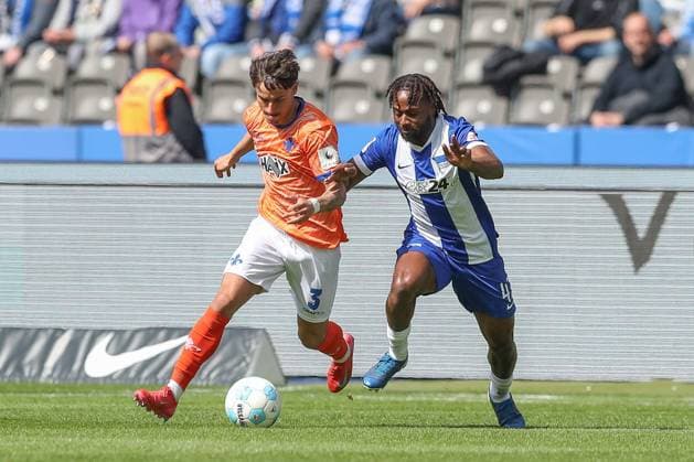 12 04 2025, xtgx, Football 2 Bundesliga, Hertha BSC Berlin SV Darmstadt 98 emspor, v l Guille Bueno Darmstadt, 3 , Deyovaisio Zeefuik Hertha, 42 duel, duel, fight, tackle DFL DFB REGULATIONS PROHIBIT ANY USE OF PHOTOGRAPHS as IMAGE SEQUENCES and or QUASI VIDEO Berlin
