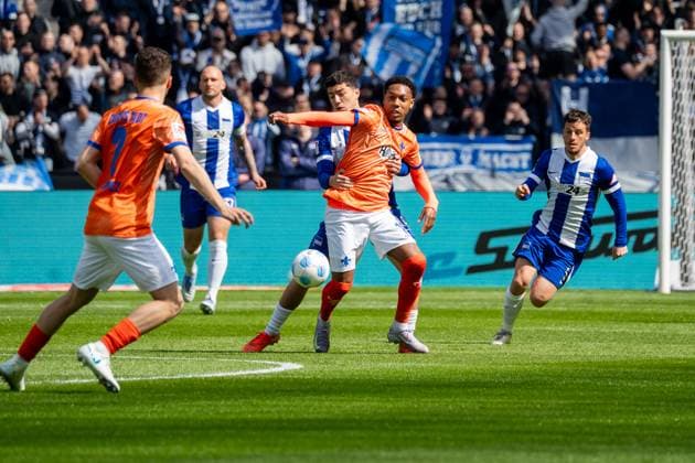 duel, v l Ibrahim Maza Hertha BSC Berlin, 10 , Jean Paul Boetius SV Darmstadt 98, 10 , GER, Hertha BSC Berlin vs SV Darmstadt 98, Football, 2 Bundesliga, Matchday 29, Season 2024 2025, 12 04 2025, DFL REGULATES PROHIBIT ANY USE OF PHOTOGRAPHS AS IMAGE SEQUENCES AND OR QUASI VIDEO, GER, Hertha BSC Berlin vs SV Darmstadt 98, Football, Bundesliga 2, Matchday 29, Season 2024 2025, 12 04 2025 Berlin Copyright: xEibner-Pressefoto Jan-NiclasxGrox EP_JGG