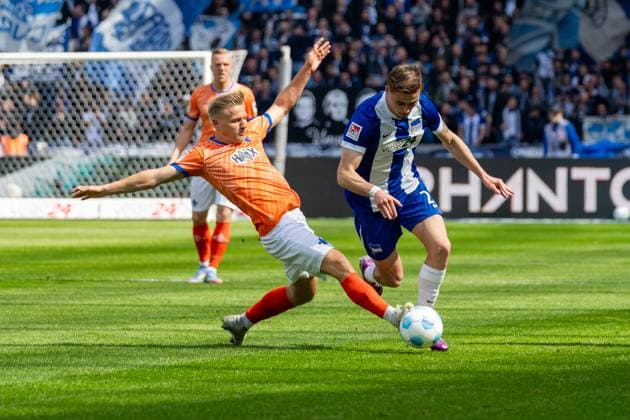 duel, v l Andreas Mueller SV Darmstadt 98, 16 , Marten Winkler Hertha BSC Berlin, 22 , GER, Hertha BSC Berlin vs SV Darmstadt 98, Football, 2 Bundesliga, Matchday 29, Season 2024 2025, 12 04 2025, DFL REGULATES PROHIBIT ANY USE OF PHOTOGRAPHS AS IMAGE SEQUENCES AND OR QUASI VIDEO, GER, Hertha BSC Berlin vs SV Darmstadt 98, Football, 2 Bundesliga, Matchday 29, Season 2024 2025, 12 04 2025 Berlin Copyright: xEibner-Pressefoto Jan-NiclasxGrox EP_JGG