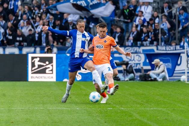 duel, v l Derry Scherhant Hertha BSC Berlin, 39 , Sergio Lopez SV Darmstadt 98, 02 , GER, Hertha BSC Berlin vs SV Darmstadt 98, Football, 2 Bundesliga, Matchday 29, Season 2024 2025, 12 04 2025, DFL REGULATES PROHIBIT ANY USE OF PHOTOGRAPHS AS IMAGE SEQUENCES AND OR QUASI VIDEO, GER, Hertha BSC Berlin vs SV Darmstadt 98, Football, Bundesliga 2, Matchday 29, Season 2024 2025, 12 04 2025 Berlin Copyright: xEibner-Pressefoto Jan-NiclasxGrox EP_JGG