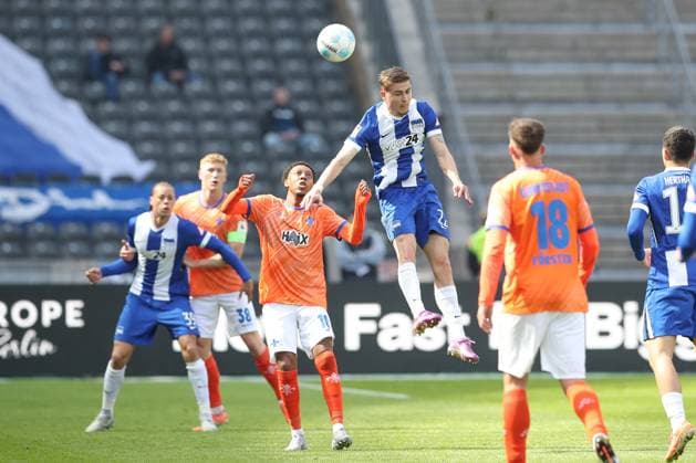 12 04 2025, xtgx, Fußball 2 Bundesliga, Hertha BSC Berlin SV Darmstadt 98 emspor, v l Jean Paul Boetius Darmstadt, 10 , Marten Winkler Hertha, 22 Zweikampf, Duell, Kampf, tackle DFL DFB REGULATIONS PROHIBIT ANY USE OF PHOTOGRAPHS as IMAGE SEQUENCES and or QUASI VIDEO Berlin