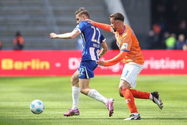 12 04 2025, xtgx, Soccer 2 Bundesliga, Hertha BSC Berlin SV Darmstadt 98 emspor, v l Marten Winkler Hertha, 22 , Guille Bueno Darmstadt, 3 duel, duel, fight, tackle DFL DFB REGULATIONS PROHIBIT ANY USE OF PHOTOGRAPHS as IMAGE SEQUENCES and or QUASI VIDEO Berlin