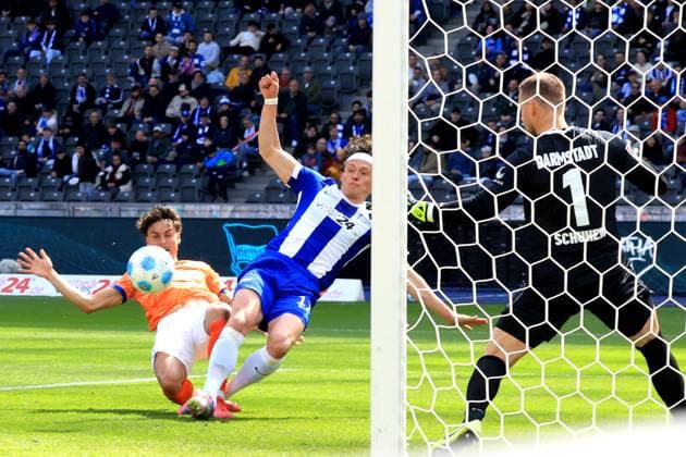DEU, DFL, 2 FBL, Hertha BSC vs SV Darmstadt 98, 12 04 2025, Berliner Olympiastadion, Berlin, DEU, DFL, 2 FBL, Hertha BSC vs SV Darmstadt 98, in the picture Fabian Reese Hertha BSC Berlin 11 , Marcel Schuhen Darmstadt 1 , Guille Bueno Darmstadt 3 DFL regulations prohibit any use of Photographs as image sequences and or quasi video Foto Juergen Engler nordphoto GmbH nordphotoxGmbHx xEngler nph00076