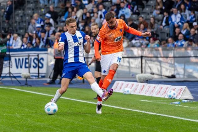 duel, v l Marten Winkler Hertha BSC Berlin, 22 , Philipp Foerster SV Darmstadt 98, 18 , GER, Hertha BSC Berlin vs SV Darmstadt 98, Football, 2 Bundesliga, Matchday 29, Season 2024 2025, 12 04 2025, DFL REGULATES PROHIBIT ANY USE OF PHOTOGRAPHS AS IMAGE SEQUENCES AND OR QUASI VIDEO, GER, Hertha BSC Berlin vs SV Darmstadt 98, Football, Bundesliga 2, Matchday 29, Season 2024 2025, 12 04 2025 Berlin Copyright: xEibner-Pressefoto Jan-NiclasxGrox EP_JGG