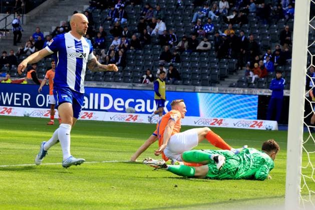 DEU, DFL, 2 FBL, Hertha BSC vs SV Darmstadt 98, 12 04 2025, Berliner Olympiastadion, Berlin, DEU, DFL, 2 FBL, Hertha BSC vs SV Darmstadt 98, im Bild 0 1 durch Isac Lidberg Darmstadt 7 , Toni Leistner Hertha BSC Berlin 37 , Tjark Ernst Hertha BSC Berlin 1 DFL regulations prohibit any use of Photographs as image sequences and or quasi video Foto Juergen Engler nordphoto GmbH nordphotoxGmbHx xEngler nph00076