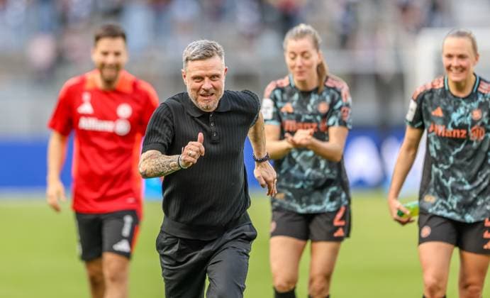 GER, Frankfurt, Eintracht Frankfurt vs FC Bayern Munich, Google Pixel Bundesliga, Football, DFB, Season 2024 2025, Deutsche Bank Park, 19 Matchday, in the picture Alexander Straus Coach FC Bayern Munich Women cheers after the victory against Frankfurt DFB DFL REGULATIONS PROHIBIT ANY USE OF PHOTOGRAPHS AS IMAGE SEQUENCES AND OR QUASI VIDEO, 12 04 2025, Copyright: HMBxMedia HendrikxHamelau
