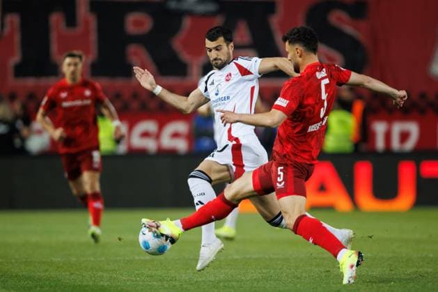 Maximilian Bauer 1 FC Kaiserslautern in duel with Mahir Emreli 1 FC Nuernberg , 1 FC Kaiserslautern vs 1 FC Nuernberg, Soccer, 2 Bundesliga, Season 2024 2025, Matchday 29, 12 04 2025 1 FC Kaiserslautern vs 1 FC Nuernberg, Soccer, 2 Bundesliga, Season 2024 2025, Matchday 29, 12 04 2025 Kaiserslautern Copyright: xEibner-Pressefoto AlexanderxNeisx EP_ANS