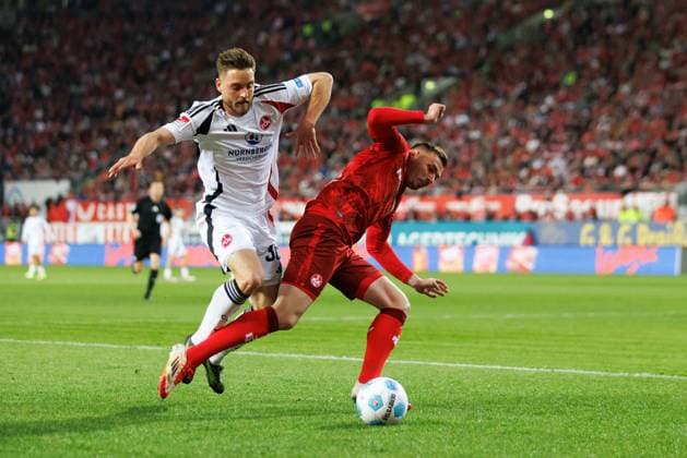 Lukas Schleimer 1 FC Nuernberg in duel with Luca Sirch 1 FC Kaiserslautern , 1 FC Kaiserslautern vs 1 FC Nuernberg, Soccer, 2 Bundesliga, Season 2024 2025, Matchday 29, 12 04 2025 1 FC Kaiserslautern vs 1 FC Nuernberg, Soccer, 2 Bundesliga, Season 2024 2025, Matchday 29, 12 04 2025 Kaiserslautern Copyright: xEibner-Pressefoto AlexanderxNeisx EP_ANS