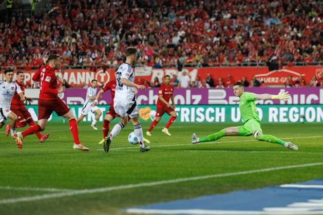 Lukas Schleimer 1 FC Nuernberg free in front of Julian Krahl 1 FC Kaiserslautern , 1 FC Kaiserslautern vs 1 FC Nuernberg, Football, 2 Bundesliga, Season 2024 2025, Matchday 29, 12 04 2025 1 FC Kaiserslautern vs 1 FC Nuernberg, Football, 2 Bundesliga, Season 2024 2025, Matchday 29, 12 04 2025 Kaiserslautern Copyright: xEibner-Pressefoto AlexanderxNeisx EP_ANS