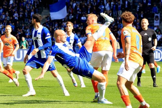 DEU, DFL, 2 FBL, Hertha BSC vs SV Darmstadt 98, 12 04 2025, Berliner Olympiastadion, Berlin, DEU, DFL, 2 FBL, Hertha BSC vs SV Darmstadt 98, im Bild Toni Leistner Hertha BSC Berlin 37 , Isac Lidberg Darmstadt 7 DFL regulations prohibit any use of Photographs as image sequences and or quasi video Foto Juergen Engler nordphoto GmbH nordphotoxGmbHx xEngler nph00076