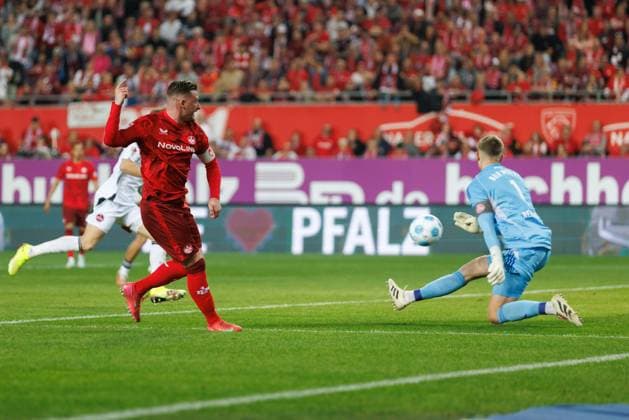 Marlon Ritter 1 FC Kaiserslautern awards free in front of Jan Reichert 1 FC Nuernberg , 1 FC Kaiserslautern vs 1 FC Nuernberg, Football, 2 Bundesliga, Season 2024 2025, Matchday 29, 12 04 2025 1 FC Kaiserslautern vs 1 FC Nuernberg, Football, 2 Bundesliga, Season 2024 2025, Matchday 29, 12 04 2025 Kaiserslautern Copyright: xEibner-Pressefoto AlexanderxNeisx EP_ANS