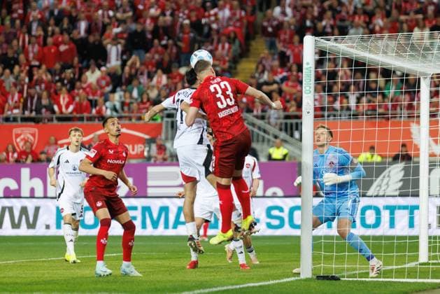 Jan Elvedi 1 FC Kaiserslautern in header duel with Berkay Yilmaz 1 FC Nuernberg , 1 FC Kaiserslautern vs 1 FC Nuernberg, Soccer, 2 Bundesliga, Season 2024 2025, Matchday 29, 12 04 2025 1 FC Kaiserslautern vs 1 FC Nuernberg, Soccer, 2 Bundesliga, Season 2024 2025, Matchday 29, 12 04 2025 Kaiserslautern Copyright: xEibner-Pressefoto AlexanderxNeisx EP_ANS