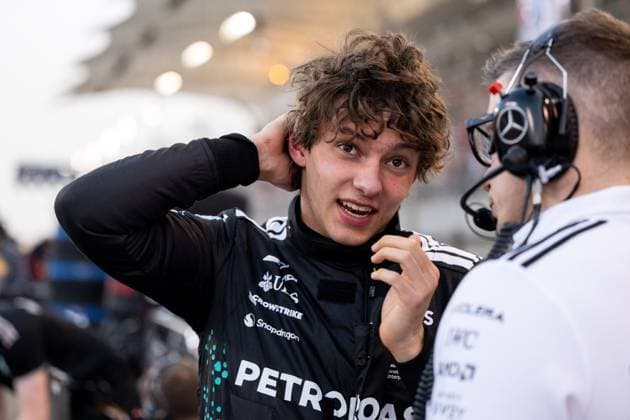 Andrea Kimi Antonelli Mercedes AMG Petronas F1 Team, Italy, 12 in Grid Starting grid talks to Peter Bono Bonnington Race Engineer , BAH, Formula 1 World Championship, Gulf Air Grand Prix of Bahrain, Bahrain International Circuit, Race, 2025 Season, 13 04 2025 BAH, Formula 1 World Championship, Gulf Air Grand Prix of Bahrain, Bahrain International Circuit, Race, 2025 Season, 13 04 2025 Sakhir Copyright: xEibner-Pressefoto Memmlerx EP_MMR