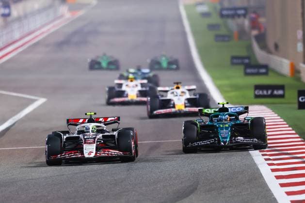 F1 - BAHRAIN GRAND PRIX 2025 27 HULKENBERG Nico (ger), Stake F1 Team Kick C45, action and 14 ALONSO Fernando (spa), Aston Martin F1 Team AMR24, action during the Formula 1 Gulf Bahrain Grand Prix 2025, 4th round of the 2025 FIA Formula One World Championship, WM, Weltmeisterschaft from April 11 to 13, 2025 on the Bahrain International Circuit, in Sakhir, Bahrain - SakhirBahrain Copyright: xEricxAlonsox