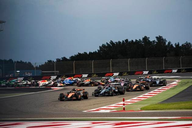 F1 - BAHRAIN GRAND PRIX 2025 start of the race, depart,81 PIASTRI Oscar (aus), McLaren F1 Team MCL39, action 63 RUSSELL George (gbr), Mercedes AMG F1 Team W16, action 04 NORRIS Lando (gbr), McLaren F1 Team MCL39, action during the Formula 1 Gulf Bahrain Grand Prix 2025, 4th round of the 2025 FIA Formula One World Championship, WM, Weltmeisterschaft from April 11 to 13, 2025 on the Bahrain International Circuit, in Sakhir, Bahrain - SakhirBahrain Copyright: xXavixBonillax