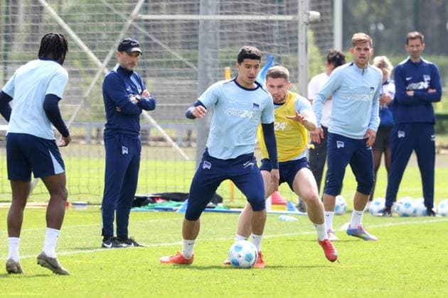 DEU, DFL, 2 FBL Hertha BSC, Training, 15 04 2025, Sportforum, Berlin, DEU, DFL, 2 FBL Hertha BSC, Training, in the picture head coach Stefan Leitl Hertha BSC Berlin , Ibrahim Maza Hertha BSC Berlin 10 , Jonjoe Kenny Hertha BSC Berlin 16 , Florian Niederlechner Hertha BSC Berlin 7 DFL regulations prohibit any use of Photographs as image sequences and or quasi video Foto Juergen Engler nordphoto GmbH nordphotoxGmbHx xEngler nph00076