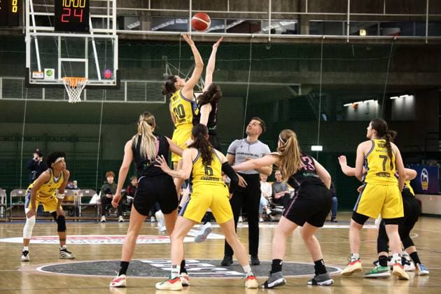 DEU, easyCredit DBBL, ALBA vs SAARLOUIS ROYALS, 15 04 2025, Soemmeringhalle, Berlin, DEU, easyCredit DBBL, ALBA vs SAARLOUIS ROYALS, in the picture kick-off, Maggie Mulligan ALBA Berlin 0 , Marusa Senicar Saarlouis 7 Foto Juergen Engler nordphoto GmbH nordphotoxGmbHx xEngler nph00076