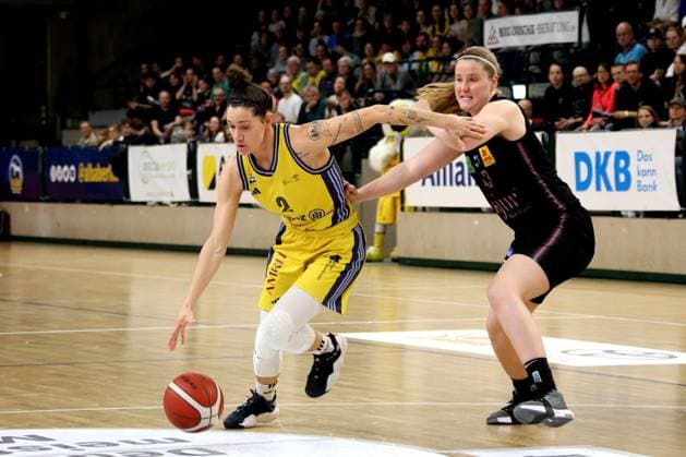 DEU, easyCredit DBBL, ALBA vs SAARLOUIS ROYALS, 15 04 2025, Soemmeringhalle, Berlin, DEU, easyCredit DBBL, ALBA vs SAARLOUIS ROYALS, pictured Maggie Mulligan ALBA Berlin 0 , Hayley Nicole Frank Saarlouis 43 Foto Juergen Engler nordphoto GmbH nordphotoxGmbHx xEngler nph00076