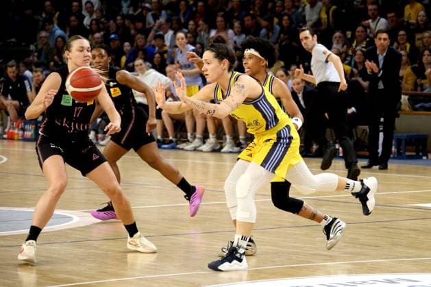 DEU, easyCredit DBBL, ALBA vs SAARLOUIS ROYALS, 15 04 2025, Soemmeringhalle, Berlin, DEU, easyCredit DBBL, ALBA vs SAARLOUIS ROYALS, in the picture Theresa Simon ALBA Berlin 3 , Gabija Meskonyte Saarlouis 17 Foto Juergen Engler nordphoto GmbH nordphotoxGmbHx xEngler nph00076