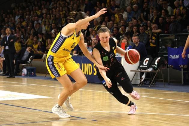 DEU, easyCredit DBBL, ALBA vs SAARLOUIS ROYALS, 15 04 2025, Soemmeringhalle, Berlin, DEU, easyCredit DBBL, ALBA vs SAARLOUIS ROYALS, in the picture Maggie Mulligan ALBA Berlin 0 , Roosa Lehtoranta Saarlouis 8 Foto Juergen Engler nordphoto GmbH nordphotoxGmbHx xEngler nph00076
