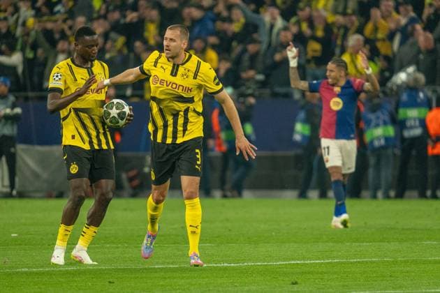 Serhou Yadaly Guirassy Borussia Dortmund 09, 09 and Waldemar Anton Borussia Dortmund 09, 03 cheer after scoring 1 0, Raphinha FC Barcelona, 11 is disappointed, GER BVB Borussia Dortmund 09 vs FC Barcelona, Football, Champions League, Quarter-finals, 2024 2025 season, 15 04 2025 GER BVB Borussia Dortmund 09 vs FC Barcelona, Football, Champions League, Quarter-finals, 2024 2025 season, 15 04 2025 Dortmund Copyright: xEibner-Pressefoto FabianxFriesex EP_FFE