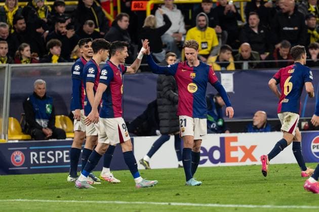 GER, UEFA Champions League, Borussia Dortmund vs FC Barcelona 15 04 2025, Signal Iduna Park, Dortmund, GER, UEFA Champions League, Borussia Dortmund vs FC Barcelona in the picture Goal celebrations over the goal to 2 1, Robert Lewandowski FC Barcelona, 9 and Frenkie de Jong FC Barcelona, 21 high-five nordphotoxGmbHxx xChristianxSchulze nph000300