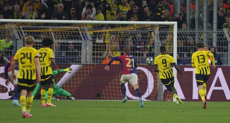 . - Borussia Dortmund v FC Barcelona, Barca UEFA Champions League, Quarter Final, 2nd Leg, BVB Stadion Dortmund, Germany. - 15th April 2025. (C) Daniel Weir Crystal Pix GOAL 1-0, Serhou Guirassy of Borussia Dortmund scores a goal from a penalty kick. - Borussia Dortmund v FC Barcelona, UEFA Champions League, Quarter Final, 2nd Leg, BVB Stadion Dortmund, Germany. - 15th April 2025. (C) Daniel Weir Crystal Pix Dortmund BVB Stadion GERMANY Copyright: xDanielxWeirx CP_Dortmund_Barcelona_07