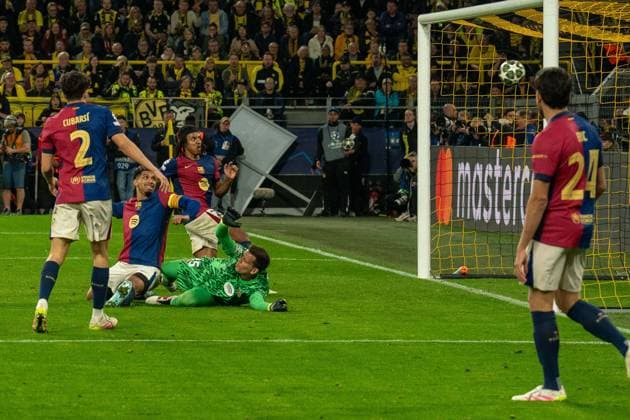No chance for Pau Cubarsi FC Barcelona, 2 and Wojciech Szczesny FC Barcelona, 25 , the ball from Serhou Yadaly Guirassy Borussia Dortmund 09, 09 lands in the net for 3 1, GER BVB Borussia Dortmund 09 vs FC Barcelona, Football, Champions League, quarter-finals, 2024 2025 season, 15 04 2025 GER BVB Borussia Dortmund 09 vs FC Barcelona, Football, Champions League, quarter-finals, 2024 2025 season, 15 04 2025 Dortmund Copyright: xEibner-Pressefoto FabianxFriesex EP_FFE