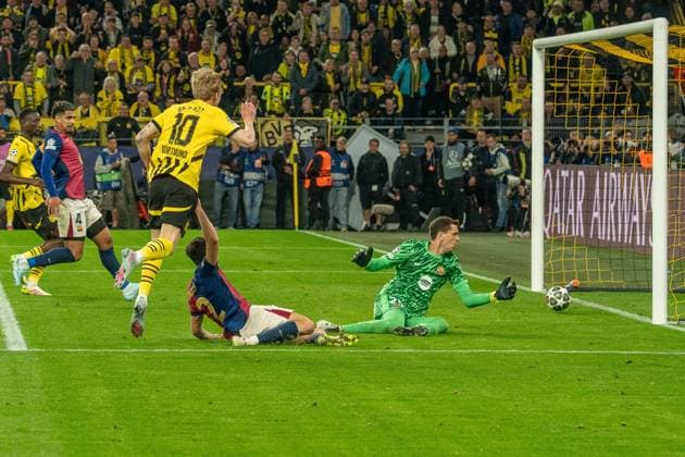 Wojciech Szczesny FC Barcelona, 25 can only look behind him, Julian Brandt Borussia Dortmund 09, 10s shot rolls into the goal, GER BVB Borussia Dortmund 09 vs FC Barcelona, Football, Champions League, quarter-finals, 2024 2025 season, 15 04 2025 GER BVB Borussia Dortmund 09 vs FC Barcelona, Football, Champions League, quarter-finals, 2024 2025 season, 15 04 2025 Dortmund Copyright: xEibner-Pressefoto FabianxFriesex EP_FFE