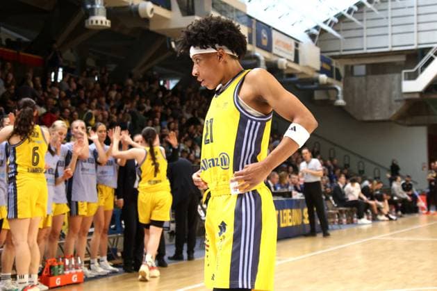DEU, easyCredit DBBL, ALBA vs SAARLOUIS ROYALS, 15 04 2025, Soemmeringhalle, Berlin, DEU, easyCredit DBBL, ALBA vs SAARLOUIS ROYALS, in the picture Deeshyra Thomas ALBA Berlin 21 , ALBA players group Photo Juergen Engler nordphoto GmbH nordphotoxGmbHx xEngler nph00076