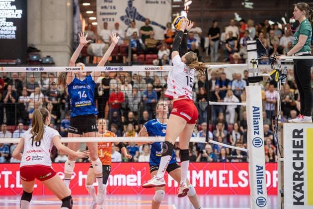 Marta Kamelija Levinska Dresdner SC, 15 against Stuttgart block of Kelsey Veltman Allianz MTV Stuttgart, 14 and Jolien Knollema Allianz MTV Stuttgart, 10 GER, Allianz MTV Stuttgart Dresdner SC, Volleyball Bundesliga, VBL, season 2024 2025, 16 04 2025 GER, Allianz MTV Stuttgart Dresdner SC, Volleyball Bundesliga, VBL, season 2024 2025, 16 04 2025 Stuttgart Copyright: xSandyxDinkelackerx EP_SDR