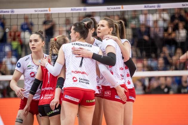 critical view by Marta Kamelija Levinska Dresdner SC, 15 , re and team GER, Allianz MTV Stuttgart Dresdner SC, Volleyball Bundesliga, VBL, season 2024 2025, 16 04 2025 GER, Allianz MTV Stuttgart Dresdner SC, Volleyball Bundesliga, VBL, season 2024 2025, 16 04 2025 Stuttgart Copyright: xSandyxDinkelackerx EP_SDR