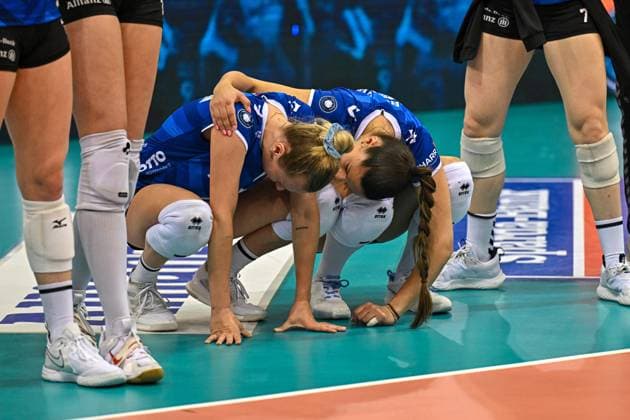DVL Allianz MTV Stuttgart Dresdner SC 16 04 2025 DVL, Volleyball, 1 Bundesliga, Women, Season 2024 25, Playoff, Semifinal, Allianz MTV Stuttgart in blue , against Dresdner SC in white red , Antonia Stautz left with Maria Segura palleres, Copyright: xBEAUTIFULxSPORTS TomxBlochx