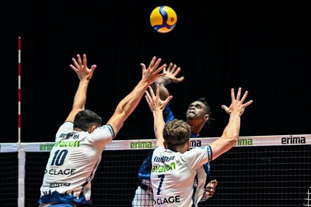 GER, VBL, VfB Friedrichshafen vs SVG Lüneburg 16 04 2025, Spacetech Arena, Friedrichshafen, GER, VBL, VfB Friedrichshafen vs SVG Lüneburg, in the picture Jose Israel Masso Alvarez Friedrichshafen, 1 defeats Lorenz Karlitzek Lueneburg, 10 and Joscha Kunstmann Lueneburg, 7 nordphotoxGmbHx xHafner nph00200