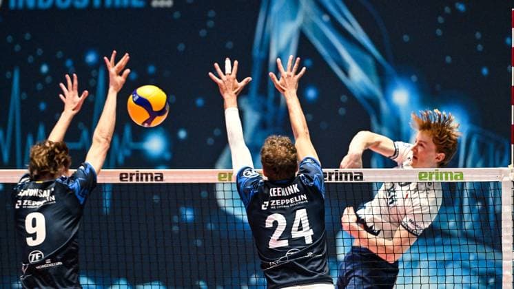 GER, VBL, VfB Friedrichshafen vs SVG Lüneburg 16 04 2025, Spacetech Arena, Friedrichshafen, GER, VBL, VfB Friedrichshafen vs SVG Lüneburg, in the picture Oskar Espeland Lueneburg, 9 meets Severi Savonsalmi Friedrichshafen, 9 in the block with Wessel Keemink Friedrichshafen, 24 nordphotoxGmbHx xHafner nph00200