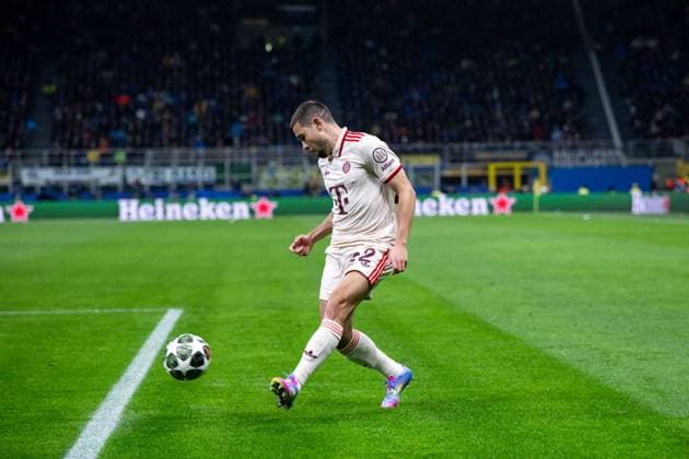 Raphael Guerreiro FC Bayern Muenchen, 22 on the ball, ITA, Inter Milan vs FC Bayern Muenchen, Football, UEFA Champions League, Quarter-final second leg, 2024 2025 season, 16 04 2025 ITA, Inter Milan vs FC Bayern Muenchen, Football, UEFA Champions League, Quarter-final second leg, 2024 2025 season, 16 04 2025 Milano Copyright: xEibner-Pressefoto Memmlerx EP_MMR