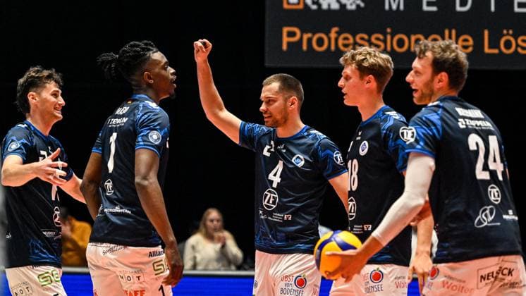 GER, VBL, VfB Friedrichshafen vs SVG Lüneburg 16 04 2025, Spacetech Arena, Friedrichshafen, GER, VBL, VfB Friedrichshafen vs SVG Lüneburg, in the picture Jackson Young Friedrichshafen, 15 , Jose Israel Masso Alvarez Friedrichshafen, 1 , Tim Peter Friedrichshafen, 4 , Simon Tabermann Uhrenholt Friedrichshafen, 18 , Wessel Keemink Friedrichshafen, 24 nordphotoxGmbHx xHafner nph00200