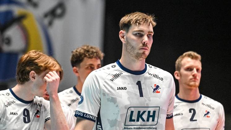 GER, VBL, VfB Friedrichshafen vs SVG Lüneburg 16 04 2025, Spacetech Arena, Friedrichshafen, GER, VBL, VfB Friedrichshafen vs SVG Lüneburg, in the picture Simon Torwie Lueneburg, 1 , Disappointment after the end of the match nordphotoxGmbHx xHafner nph00200