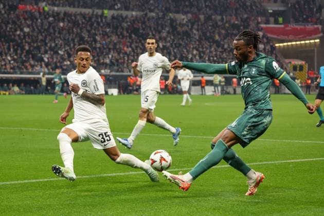 in duel, action, with Tuta 35 Eintracht Frankfurt , Destiny Udogie 13 Tottenham Hotspur , Eintracht Frankfurt vs Tottenham Hotspur, football, Europa League, UEFA, season 2024 2025, quarter-final, second leg, 17 04 2025 DFB regulations prohibit any use of photographs as image sequences and or quasi video Frankfurt Hessen Germany Copyright: xkolbert-press MartinxAgüerax
