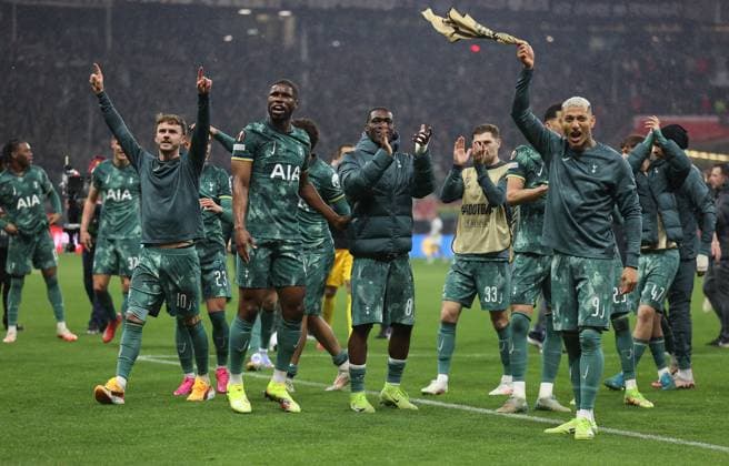 17 04 2025, Football UEFA Europa League, quarter-final second leg, Eintracht Frankfurt Tottenham Hotspur, emonline, emspor, v l , James Maddison Tottenham Hotspur , Kevin Danso Tottenham Hotspur , Yves Bissouma Tottenham Hotspur , Richarlison Tottenham Hotspur cheering cheering cheering cheering DFL DFB REGULATIONS PROHIBIT ANY USE OF PHOTOGRAPHS AS IMAGE SEQUENCES AND OR QUASI VIDEO xdcx Copyright: HMBxMedia Claus