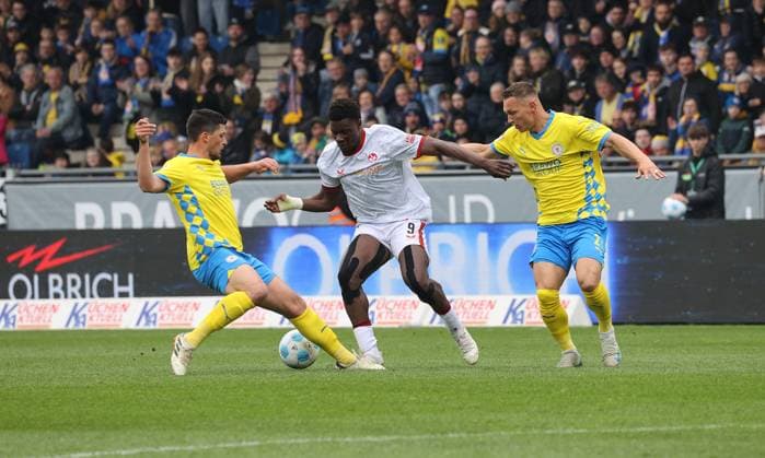 Eintracht BS vs 1 FC Kaiserslautern Braunschweig, 19 04 2025, Soccer, Season 24 25, 2 Bundesliga, Matchday 30, Eintracht Braunschweig vs 1 FC Kaiserslautern, Picture shows Jannis Nikolaou BTSV, 4 , Ragnar Ache FCK, 9 , Sven Köhler BTSV, 27 Braunschweig