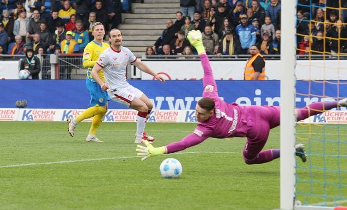 Eintracht BS vs 1 FC Kaiserslautern Braunschweig, 19 04 2025, Soccer, Season 24 25, 2 Bundesliga, Matchday 30, Eintracht Braunschweig vs 1 FC Kaiserslautern, Picture shows Lino Tempelmann BTSV, 20 scores in this scene the goal to 1 0 for Braunschweig, Julian Krahl FCK, 1 does not get the ball Braunschweig