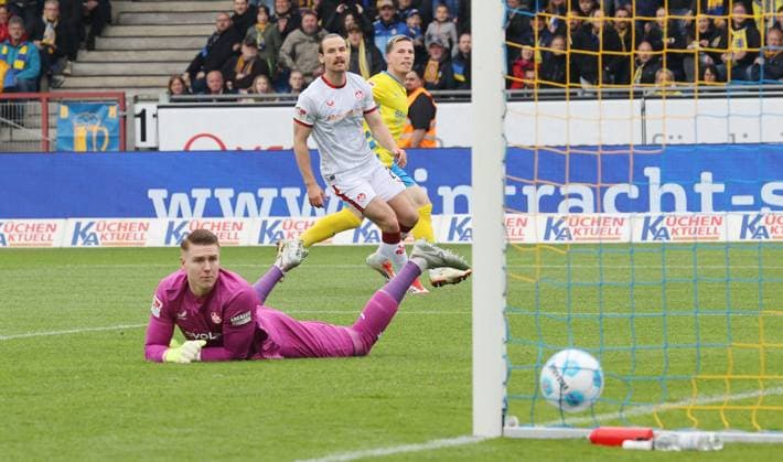 Eintracht BS vs 1 FC Kaiserslautern Braunschweig, 19 04 2025, Soccer, Season 24 25, 2 Bundesliga, Matchday 30, Eintracht Braunschweig vs 1 FC Kaiserslautern, Picture shows Lino Tempelmann BTSV, 20 scores in this scene the goal to 1 0 for Braunschweig, Julian Krahl FCK, 1 does not get the ball Braunschweig