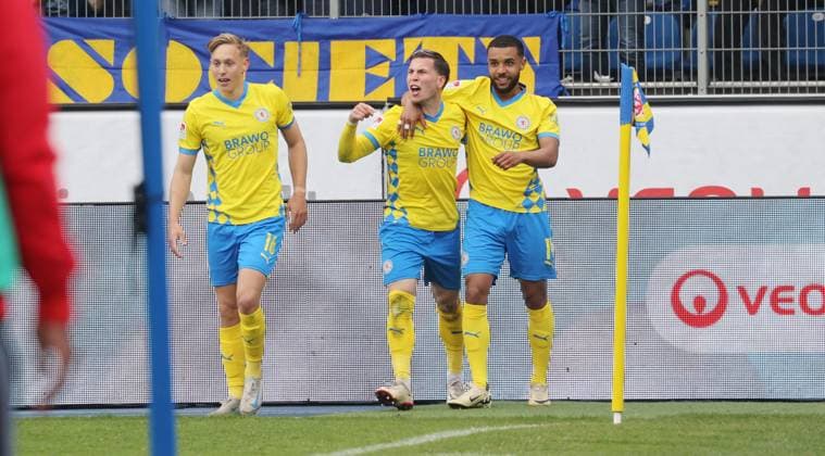 Eintracht BS vs 1 FC Kaiserslautern Braunschweig, 19 04 2025, Soccer, Season 24 25, 2 Bundesliga, Matchday 30, Eintracht Braunschweig vs 1 FC Kaiserslautern, Picture shows jubilation about the goal to 1 0 for Braunschweig by Lino Tempelmann BTSV, 20 with Julian Baas BTSV, 16 and Leon Bell Bell BTSV, 19 Braunschweig