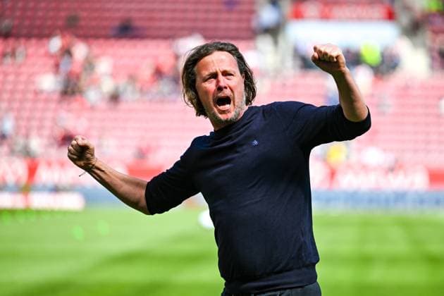 Bo Henriksen 1 FSV Mainz 05,, Coach cheers to the fans before the match, GER, 1 FSV Mainz 05 vs VfL Wolfsburg Football, 1 Bundesliga, Matchday 30, Season 2024 2025, 19 04 2025 GER, 1 FSV Mainz 05 vs VfL Wolfsburg Football, 1 Bundesliga, Matchday 30, Season 2024 2025, 19 04 2025 Mainz Copyright: xEibner-Pressefoto FlorianxWiegandx EP_FWD