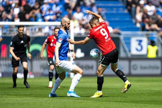 Aleksandar Vukotic SV Darmstadt 98, 20 in duel with Nicolo Tresoldi Hannover 96, 09 , GER, SV Darmstadt 98 vs Hannover 96, 2 Bundesliga, Football, Matchday 30, Season 2024 2025, 20 04 2025 DFL REGULATIONS PROHIBIT ANY USE OF PHOTOGRAPHS as IMAGE SEQUENCES and or QUASI VIDEO GER, SV Darmstadt 98 vs Hannover 96, 2 Bundesliga, Football, Matchday 30, Season 2024 2025, 20 04 2025 Darmstadt Copyright: xEibner-Pressefoto FlorianxWiegandx EP_FWD