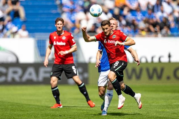 Enzo Leopold Hannover 96, 08 heading the ball, behind him Andreas Müller SV Darmstadt 98, 16 and Phil Neumann Hannover 96, 05 , GER, SV Darmstadt 98 vs Hannover 96, 2 Bundesliga, Football, Matchday 30, Season 2024 2025, 20 04 2025 DFL REGULATIONS PROHIBIT ANY USE OF PHOTOGRAPHS as IMAGE SEQUENCES and or QUASI VIDEO GER, SV Darmstadt 98 vs Hannover 96, 2 Bundesliga, Football, Matchday 30, Season 2024 2025, 20 04 2025 Darmstadt Copyright: xEibner-Pressefoto FlorianxWiegandx EP_FWD