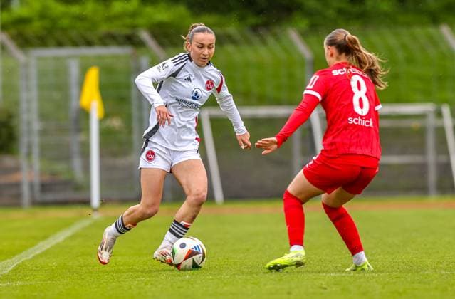 GER, Freiburg, SC Freiburg II vs FC Nürnberg, 2 Frauen Bundesliga, Fußball, DFB, Spielzeit 2024 2025, Möslestadion, 22 Spieltag, im Bild v l Lara Meroni FC Nürnberg 11 , Zoe Schick SC Freiburg II 8 DFB DFL REGULATIONS PROHIBIT ANY USE OF PHOTOGRAPHS AS IMAGE SEQUENCES AND OR QUASI VIDEO, 20 04 2025, Copyright: HMBxMedia HendrikxHamelau