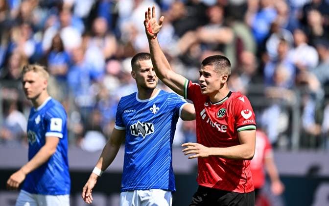 20 04 2025, xfux, Fussball 2 Bundesliga, SV Darmstadt 98 Hannover 96 v l Nicola Tresoldi Hannover 96 receive an injury, bursied, harried, hurt, injured, injury, trauma, disappointed, crestfallen, hurt, injury blood, bleed, red, blood on the head head injury DFL DFB REGULATIONS PROHIBIT ANY USE OF PHOTOGRAPHS as IMAGE SEQUENCES and or QUASI VIDEO Licensing of this image to and or by SV Darmstadt 1898 e V and subsidiaries is not permitted No release of or sale to SV Darmstadt 1898 e V Darmstadt